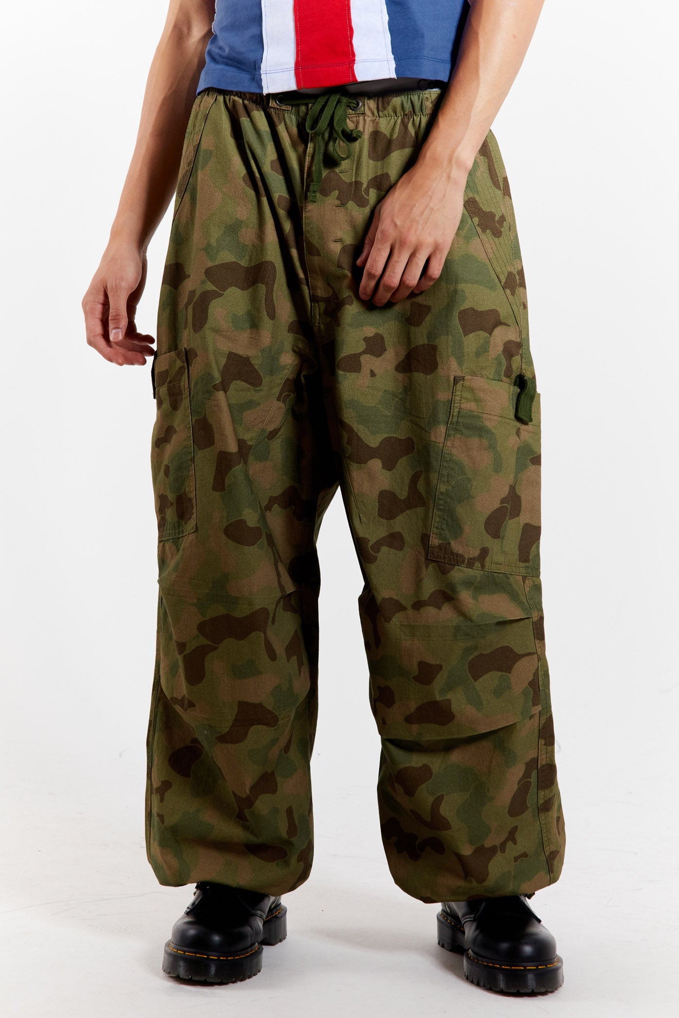 Men's camo printed military inspired parachute cargo pants.